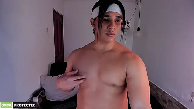Snapshot of latinboyfit chatting on 02.24.26 latinboyfit online show from 02.24.26