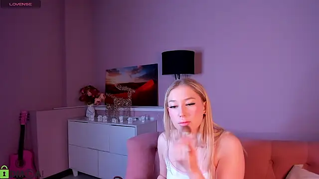Snapshot of ChloeAlba chatting on 04.26.26 ChloeAlba online show from 04.26.26
