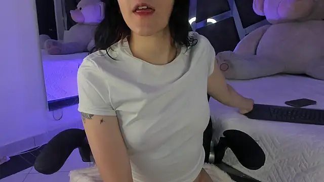 Snapshot of ElaRabbit chatting on 04.26.26 ElaRabbit online show from 04.26.26