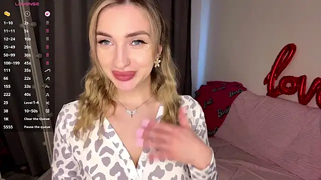 Snapshot of _ViviV_ chatting on 04.09.26 ViviV online show from 04.09.26