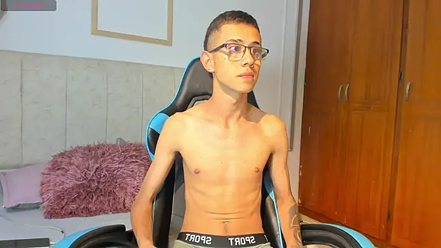 Snapshot of asher_lux chatting on 01.05.26 asher lux online show from 01.05.26