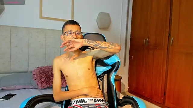 Snapshot of asher_lux chatting on 01.06.26 asher lux online show from 01.06.26