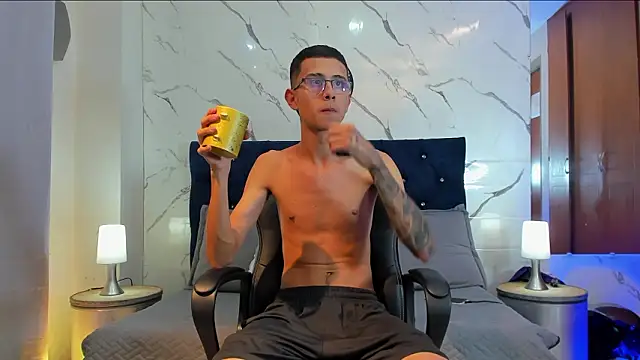 Snapshot of asher_lux chatting on 02.20.26 asher lux online show from 02.20.26