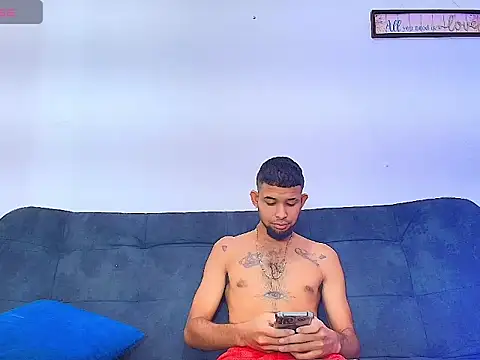 Snapshot of enyel_100 chatting on 04.29.26 enyel 100 online show from 04.29.26