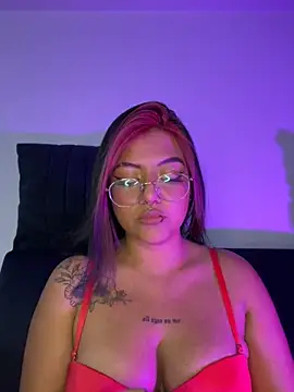 Snapshot of queen_of_you_heart chatting on 02.15.26 queen of you heart online show from 02.15.26