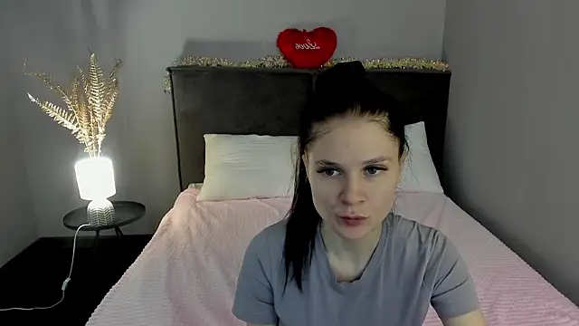 Snapshot of SkinyJoys chatting on 02.15.26 SkinyJoys online show from 02.15.26