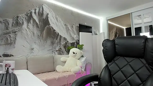 Ivy Bellee online show from 02.04.26