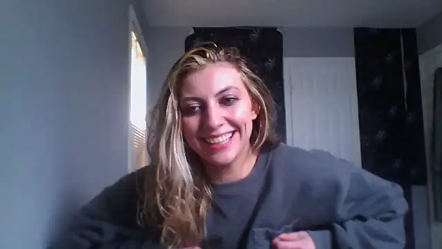 Snapshot of KellyKardashian chatting on 04.18.26 KellyKardashian online show from 04.18.26