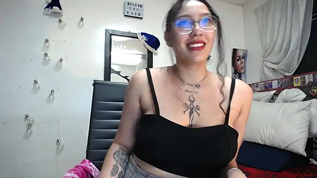 Snapshot of abril_onnel chatting on 01.07.25 abril onnel online show from 01.07.25