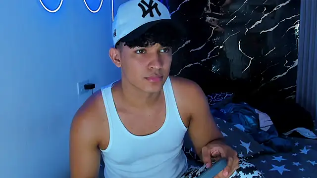 Snapshot of jamescurly00 chatting on 01.06.26 jamescurly00 online show from 01.06.26