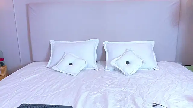 Snapshot of zarah_queen chatting on 02.19.26 zarah queen online show from 02.19.26