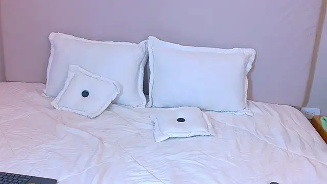 Snapshot of zarah_queen chatting on 02.22.26 zarah queen online show from 02.22.26