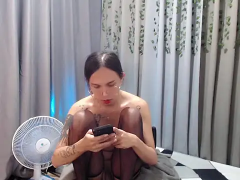 Snapshot of LOVELYMAYUMIE chatting on 12.14.24 LOVELYMAYUMIE online show from 12.14.24