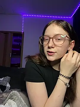 YoungLisaa18 online show from 02.02.26