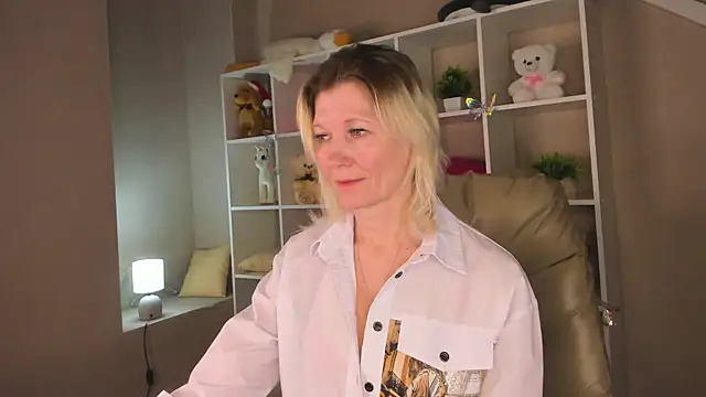 Julie Lucas online show from 03.02.26