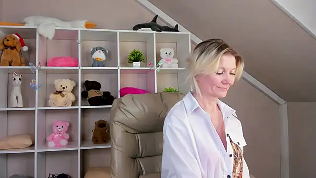 Julie Lucas online show from 03.04.26