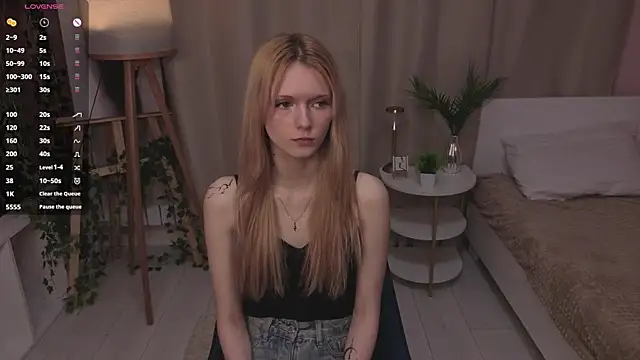 Snapshot of JuanaSumma chatting on 04.15.26 JuanaSumma online show from 04.15.26