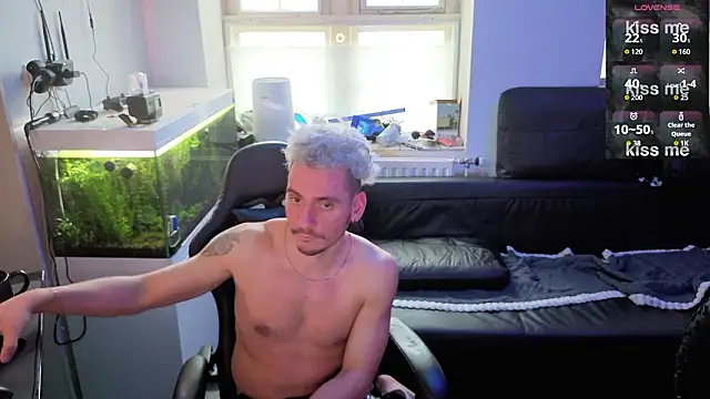 Snapshot of Rayzel_White chatting on 02.08.26 Rayzel White online show from 02.08.26