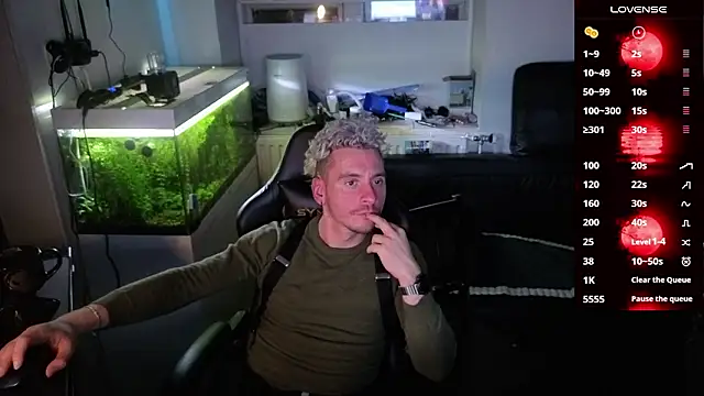 Snapshot of Rayzel_White chatting on 02.11.26 Rayzel White online show from 02.11.26