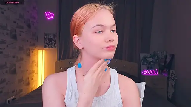 Snapshot of OwlLynn chatting on 02.21.26 OwlLynn online show from 02.21.26