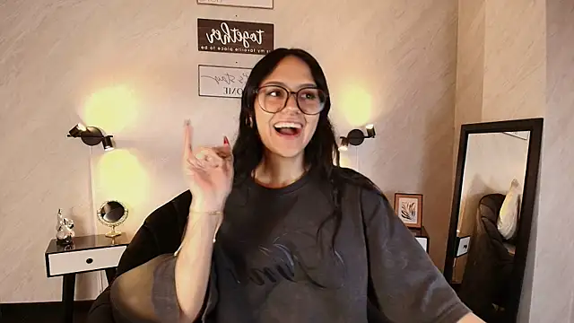 NiccolleHall online show from 02.12.26