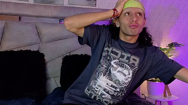 Snapshot of 4L3JX chatting on 02.05.26 4L3JX online show from 02.05.26