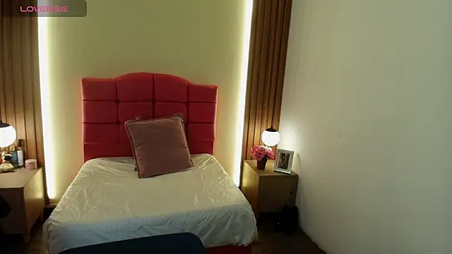 IvonneRoss  online show from 04.07.26