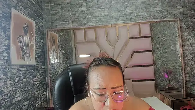 Snapshot of Shara_Oz chatting on 04.11.26 Shara Oz online show from 04.11.26