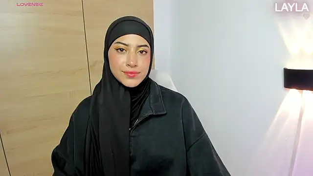 Snapshot of LAY_LA_ chatting on 02.16.26 LAY LA online show from 02.16.26