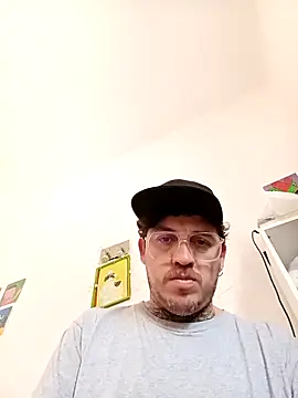 Snapshot of helloandi chatting on 04.18.26 helloandi online show from 04.18.26