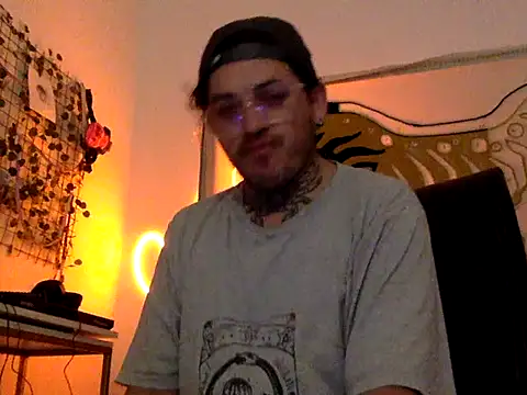 Snapshot of helloandi chatting on 04.19.26 helloandi online show from 04.19.26
