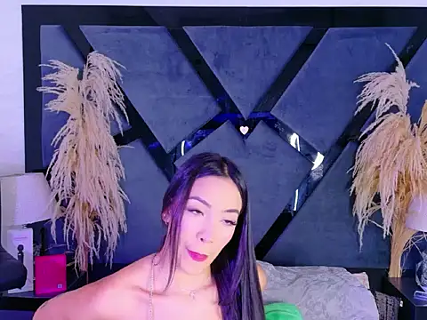 KylieWhitee online show from 04.17.26