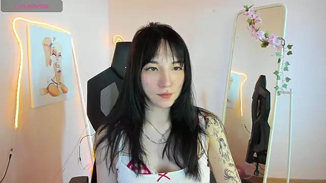 Snapshot of AliceeinWonderlanddd chatting on 05.18.26 AliceeinWonderlanddd online show from 05.18.26