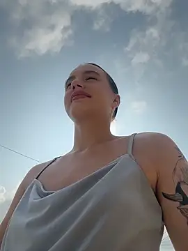 MiaTee online show from 04.04.26