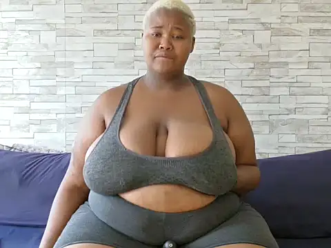 Snapshot of BustyBmw chatting on 02.22.26 BustyBmw online show from 02.22.26