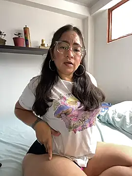 Snapshot of alisbloom chatting on 02.05.26 alisbloom online show from 02.05.26