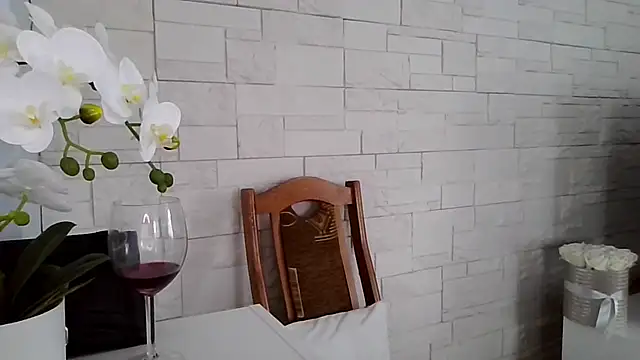 JuliaLovely online show from 04.14.26