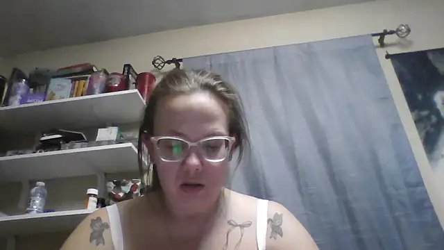 Snapshot of lickablelynn87 chatting on 03.03.26 lickablelynn87 online show from 03.03.26