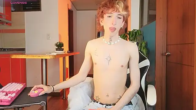 Snapshot of golden_twink_ chatting on 02.15.26 golden twink online show from 02.15.26