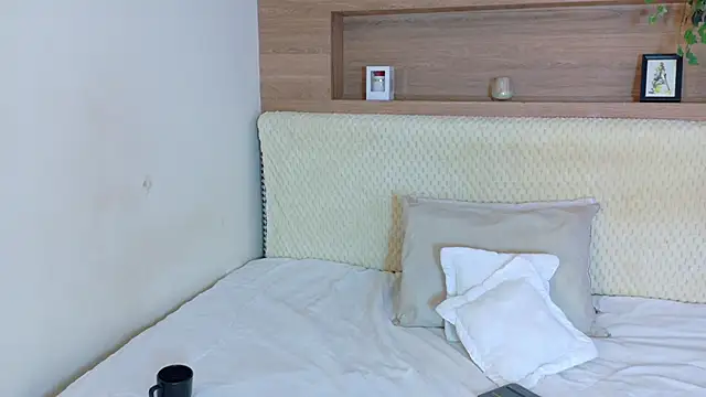 Snapshot of VioletBloomm chatting on 02.25.26 VioletBloomm online show from 02.25.26