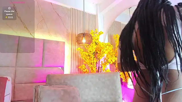 Snapshot of EmmaLovve chatting on 04.05.26 EmmaLovve online show from 04.05.26