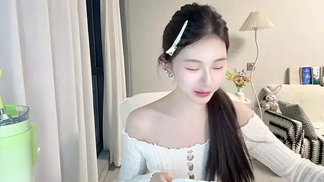 Snapshot of DYyyyyy-- chatting on 06.23.26 DYyyyyy-- online show from 06.23.26