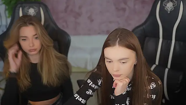 Snapshot of Zlata_Sky chatting on 09.29.25 Zlata Sky online show from 09.29.25