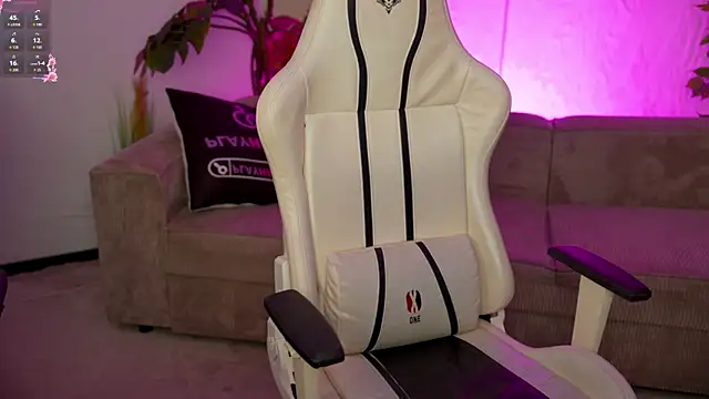 Snapshot of Zlata_Sky chatting on 10.24.25 Zlata Sky online show from 10.24.25