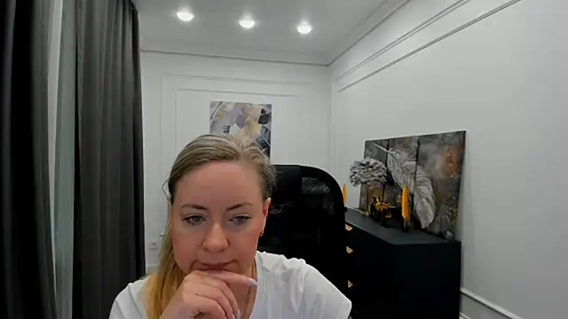 Snapshot of CharlotteKerti chatting on 05.18.26 CharlotteKerti online show from 05.18.26