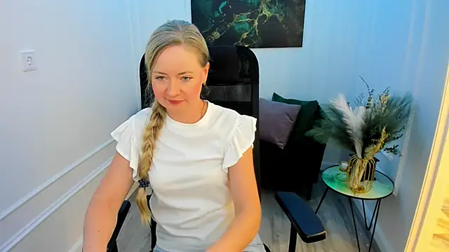 Snapshot of CharlotteKerti chatting on 05.25.26 CharlotteKerti online show from 05.25.26