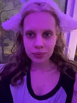 Snapshot of Maxine_gold chatting on 02.27.26 Maxine gold online show from 02.27.26