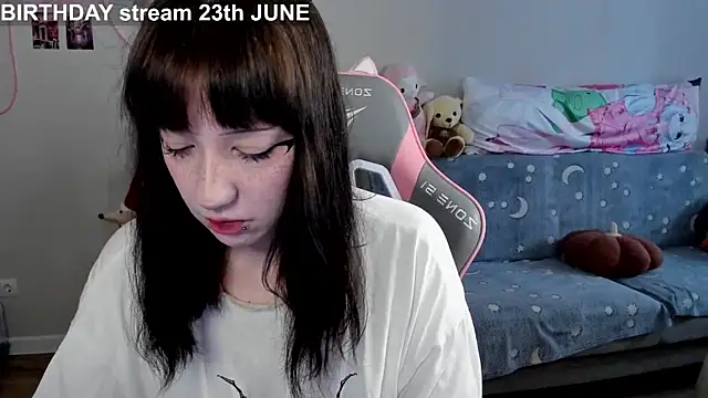 Snapshot of MollysLand chatting on 06.19.26 MollysLand online show from 06.19.26