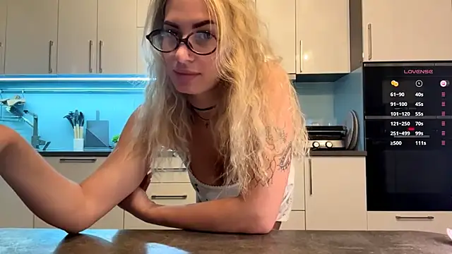 Snapshot of SoftnessMila chatting on 04.25.26 SoftnessMila online show from 04.25.26