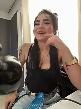 Sara Fernandez  online show from 02.13.26